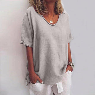 T-shirt ample en lin gris clair, encolure dégagée, manches courtes et fentes latérales
