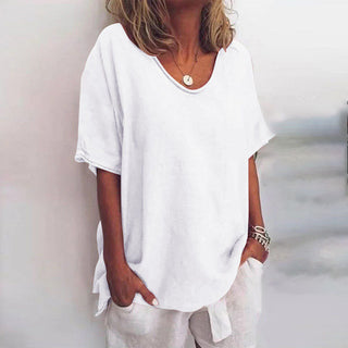 T-shirt ample en lin blanc, encolure dégagée, manches courtes et fentes latérales