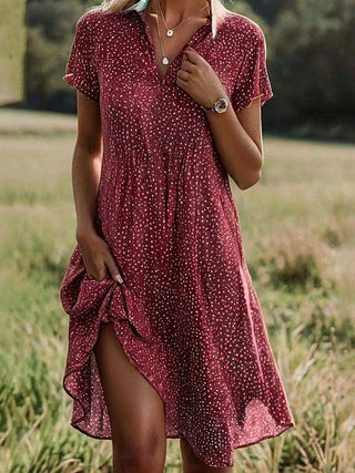 Robe bordeaux à col chemise, motif pois blancs, manches courtes, fente et nœud.