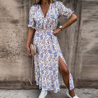 Robe fleurie à fond clair, col V boutonné, manches courtes bouffantes, fente latérale.