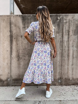 Robe fleurie mi-longue à manches courtes, évasée, encolure avec patte de boutonnage