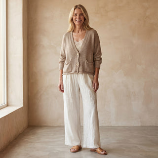 Cardigan bohème beige, fermeture boutonnée, poches plaquées, manches longues