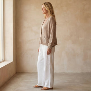 Cardigan bohème kaki, coupe courte, col en V et boutons nacrés, profil