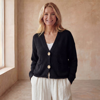 Cardigan bohème noir, col en V, boutons ronds nacrés, poches sur la poitrine