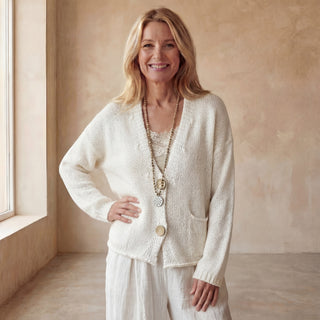 Cardigan bohème blanc cassé, boutons nacrés, col en V, poches plaquées